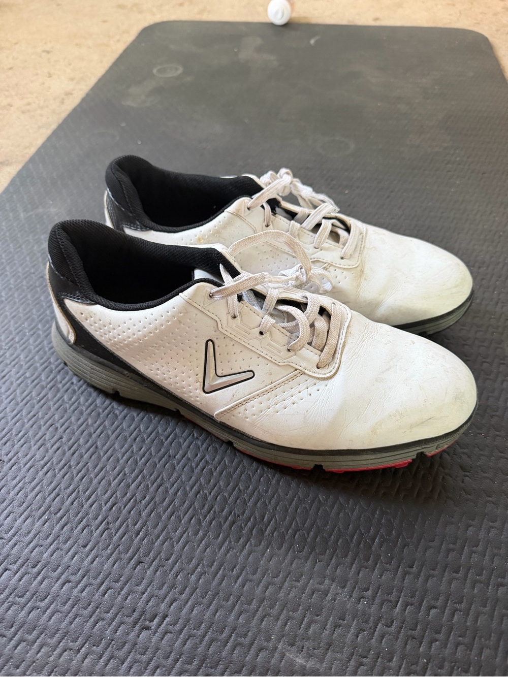Callaway White and Black Men's Athletic Golf Shoes with Red Accents